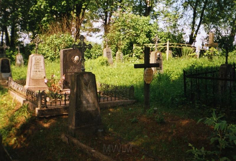 KKE 2365.jpg - Fot. Grób Adeli Bujko i Krzysztofa Bujko – rodzice Marii Kołakowskiej (z domu Bujko) – mama Janusza Kołakowskiego, Białoruś - Komaje, 1985 r.